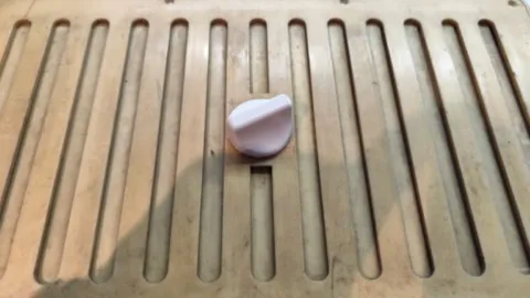 hymer , bouton de fermeture de trape aerations de porte